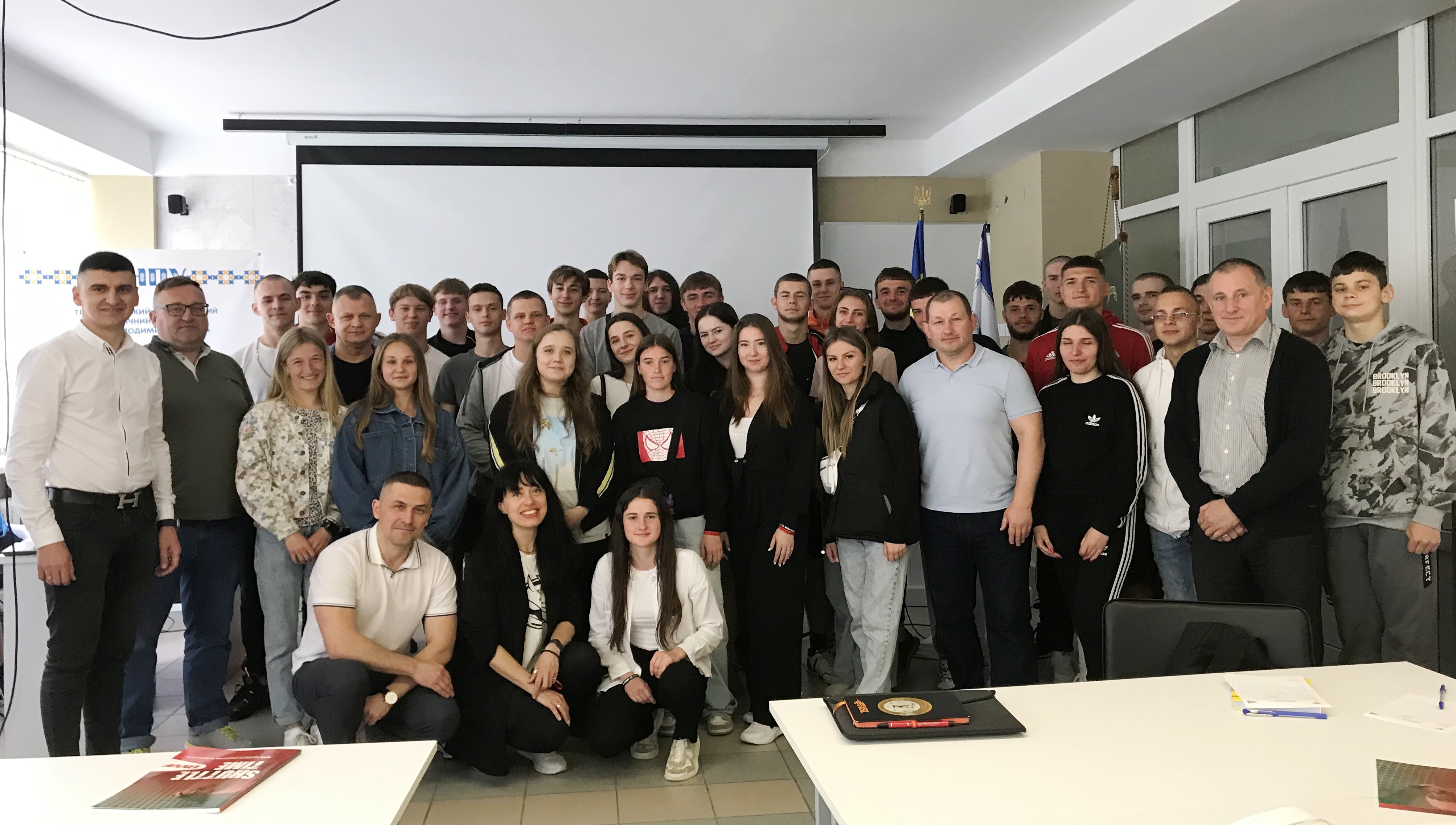 Фото на згадку з студентами і викладачами факультету фізичного виховання